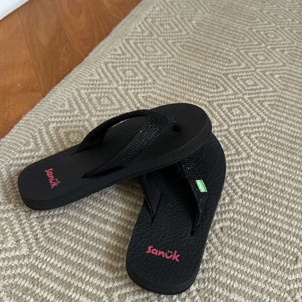 Sanuk flipflps for kids